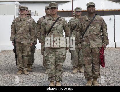 Us-Soldaten zu Task Force Besmaya stand, die sich in der Ausbildung bei einer Erinnerung Tag der Zeremonie an der Besmaya Bereich Komplexe, Irak, Nov. 11, 2018 zugeordnet. Armistice Day fällt mit Veteranen Tag und Tag der Erinnerung. Veteranen Tage ehrt alle amerikanischen Veteranen, und der Tag des Gedenkens ehrt die Mitglieder der Streitkräfte, die starben, während in der Linie der Aufgabe dienen. Heute ist die globale Koalition zu besiegen ISIS auf 74 Mitgliedstaaten und fünf internationalen Organisationen gewachsen und spiegelt die internationale Engagement für die Mission. Stockfoto