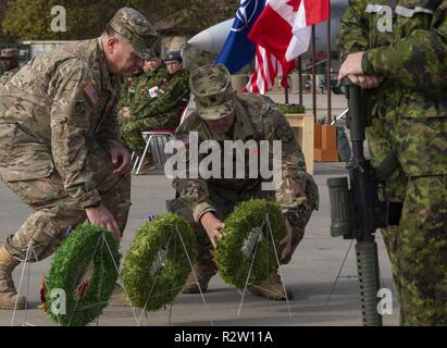 Master Sgt. Brian Leistungsschalter und Oberstleutnant Max Marquez des Schwarzen Meeres Area Support Team eine Gedenkstätte Kranz während einer Erinnerung Tag der Zeremonie an Mihail Kogalniceanu Airbase, Rumänien, an November 11, 2018. Die kanadischen Streitkräfte, US-Soldaten, und der rumänischen Streitkräfte gemeinsam gefeiert haben diejenigen, die gestorben, die ihre Länder im Ersten Weltkrieg zu erinnern Stockfoto