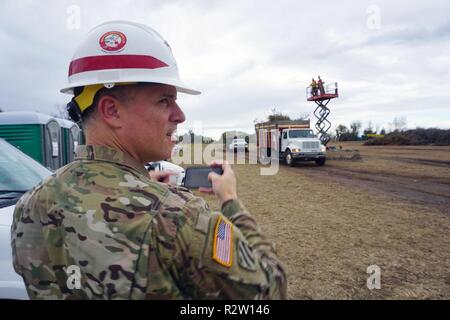 Oberst Daniel Hibner, Savanne District Commander, macht ein Foto von einem Lkw in die Oak Haven temporäre Ablagerungen in Dougherty County, Georgia. Die US-Armee Korps der Ingenieure zusammen mit lokalen Regierungsbeamten, begann Rückstandabbau Aktivität in Georgien, unter der Leitung der Georgia Emergency Management und Homeland Security Agency (GEMA/HS) und Federal Emergency Management Agenturen (FEMA) als Teil der FEMA Ablagerungen mission Zuordnung. Stockfoto