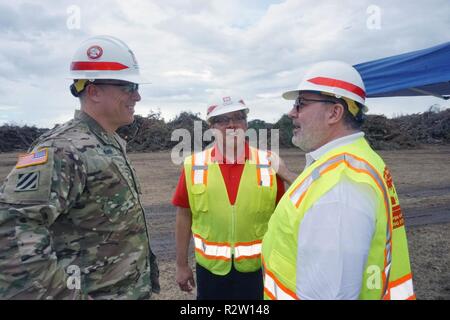 (Links) Oberst Daniel Hibner, Savanne District Commander, und David Peterson, Savanne District Not Chief, sprechen mit Alvin Walton, ein Qualitätsprüfer im Oak Haven temporäre Ablagerungen in Dougherty County, Georgia. (Walton ist aus der Savanne District. Die US-Armee Korps der Ingenieure zusammen mit lokalen Regierungsbeamten, begann Rückstandabbau Aktivität in Georgien, unter der Leitung der Georgia Emergency Management und Homeland Security Agency (GEMA/HS) und Federal Emergency Management Agenturen (FEMA) als Teil der FEMA Ablagerungen mission Zuordnung. Stockfoto