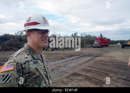 Oberst Daniel Hibner, Savanne District Commander, besuche eine temporäre Ablagerungen in Dougherty County, Georgia. Die US-Armee Korps der Ingenieure zusammen mit lokalen Regierungsbeamten, begann Rückstandabbau Aktivität in Georgien, unter der Leitung der Georgia Emergency Management und Homeland Security Agency (GEMA/HS) und Federal Emergency Management Agenturen (FEMA) als Teil der FEMA Ablagerungen mission Zuordnung. Stockfoto