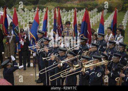 Die USAFE Band führt auf dem Suresnes amerikanischen Friedhof das hundertjährige Der Armistice Day, Paris, Frankreich, November 11, 2018 zu Ehren. Die Zeremonie wurde auf das 100-jährige Jubiläum des Waffenstillstandes, der sich auf dem elften Stunde gehalten, der elfte Tag des elften Monats des Jahres 1918, markiert das Ende des Ersten Weltkriegs. Stockfoto