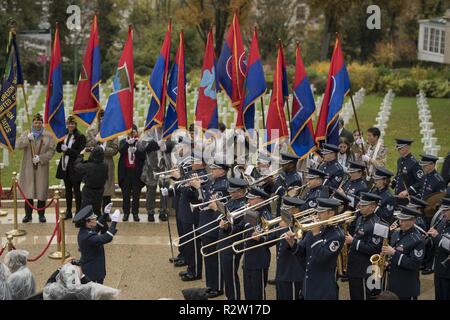 Die USAFE Band führt auf dem Suresnes amerikanischen Friedhof das hundertjährige Der Armistice Day, Paris, Frankreich, November 11, 2018 zu Ehren. Die Zeremonie wurde auf das 100-jährige Jubiläum des Waffenstillstandes, der sich auf dem elften Stunde gehalten, der elfte Tag des elften Monats des Jahres 1918, markiert das Ende des Ersten Weltkriegs. Stockfoto