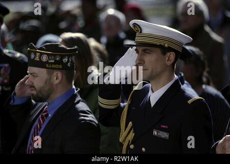 Oberst Emmanuel Thomé, stellvertretender Verteidigungsminister Zusammenarbeit Attaché, Frankreich, ehrt die amerikanischen Truppen während einer Zeremonie bewirtet durch den Bezirk Columbia National Guard und der Vereinigung der ältesten Einwohner von D.C. D.C. erinnern die 499 Bewohner, die das ultimative Opfer während des Zweiten Weltkrieges gegeben habe und zum Gedenken an das hundertjährige Der Armistice Day, Nov. 11, 2018 an der D.C. War Memorial in Washington D.C. Rep. Eleanor Holmes Norton, D.C.; Phil Mendelson, Vorsitzender, D.C. Rat; Generalmajor William J. Walker, Kommandierender General, D.C. Nationalgarde und Bill Brown, Präsident, AOI, gab Erläuterungen. Die c Stockfoto