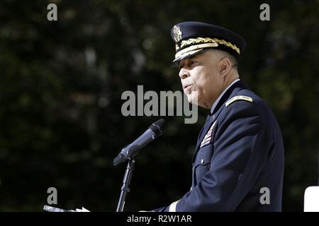 Generalmajor William J. Walker, Kommandierender General, District of Columbia der National Guard, liefert Erläuterungen während der Distrikt von Columbia National Guard und der Vereinigung der ältesten Einwohner von D.C. Zeremonie zu Ehren des 499 D.C., Bewohner, die das ultimative Opfer während des Zweiten Weltkrieges gegeben habe und zum Gedenken an das hundertjährige Der Armistice Day, Nov. 11, 2018 an der D.C. War Memorial in Washington D.C. Rep. Eleanor Holmes Norton, D.C.; Phil Mendelson, Vorsitzender, GLEICHSTROM, Rat und Bill Brown, Präsident, AOI, Erläuterungen gab. Die Zeremonie auch geehrt, Wer gedient haben oder derzeit Servin Stockfoto