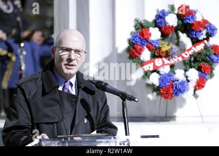 Phil Mendelson, Vorsitzender des Rates des Bezirkes von Kolumbien, liefert Erläuterungen in einer Zeremonie von der Distrikt von Columbia National Guard und der Vereinigung der ältesten Einwohner von D.C. ehrt die 499 DC-Bewohner, die das ultimative Opfer während des Zweiten Weltkrieges gegeben habe und zum Gedenken an das hundertjährige Der Armistice Day, November 11, 2018, an der D.C. War Memorial in Washington D.C. Rep. Eleanor Holmes Norton, D.C. gehostet; Generalmajor William J. Walker, Kommandierender General, D.C. Nationalgarde und Bill Brown, Präsident, AOI, gab Erläuterungen. Die Zeremonie auch geehrt, Wer gedient haben oder Stockfoto