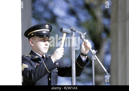 Ein Schlagzeuger aus der 257 Army Band, Distrikt von Columbia Army National Guard, führt das Läuten der Glocken des Friedens auf der elften Stunde der 11. Tag des elften Monats des Jahres als Teil der D.C. Nationalgarde und Vereinigung der ältesten Einwohner von D.C. Zeremonie zu Ehren des 499 D.C., Bewohner, die das ultimative Opfer während des Zweiten Weltkrieges gegeben habe und zum Gedenken an das hundertjährige Der Armistice Day, November 11, 2018, an der D.C. War Memorial in Washington D.C. Rep. Eleanor Holmes Norton, D.C.; Phil Mendelson, Vorsitzender, D.C. Rat; Generalmajor William J. Walker, Befehlen gen Stockfoto