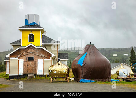 Nicholaevsk, AK-May 23, 2018: Ein Blick auf eine religiöse Struktur neben der Kirche St. Nikolaus, eine Russisch-orthodoxe Kirche in Nikolaevsk auf Kenai Pe Stockfoto