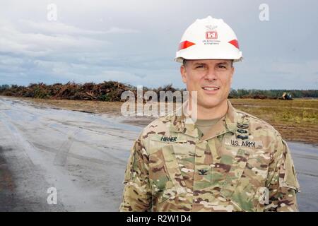 Oberst Daniel Hibner, Savanne District Commander, besuche eine temporäre Ablagerungen in Seminole County, Ga. Der US-Armee Korps der Ingenieure zusammen mit lokalen Regierungsbeamten, begann Rückstandabbau Aktivität in Georgien, unter der Leitung der Georgia Emergency Management und Homeland Security Agency (GEMA/HS) und Federal Emergency Management Agenturen (FEMA) als Teil der FEMA Ablagerungen mission Zuordnung. Stockfoto