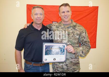 Oberst Daniel Hibner, Savanne District Commander, erkennt Steve Tanz, von der Marine Corps Logistikstandort in Albany, Ga-in Albany, Georgia. Die US-Armee Korps der Ingenieure zusammen mit lokalen Regierungsbeamten, begann Rückstandabbau Aktivität in Georgien, unter der Leitung der Georgia Emergency Management und Homeland Security Agency (GEMA/HS) und Federal Emergency Management Agenturen (FEMA) als Teil der FEMA Ablagerungen mission Zuordnung. Stockfoto