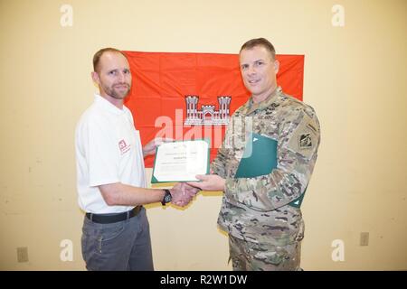 Oberst Daniel Hibner, Savanne District Commander (rechts) anerkannten Derek Pastete für Kommandanten Award für den Zivildienst für seinen Dienst als eine Mission Manager bei der Incident Staging Base- und Not Field Office für die Trümmer Planung und Support Team zur Unterstützung der Hurrikan Michael Antwort. Stockfoto