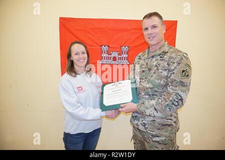 Oberst Daniel Hibner, Savanne District Commander, anerkannte Kaleigh Labyrinth Leistung Medaille für den Zivildienst für ihren Dienst als NEPA Compliance Officer für die Savanne District, AMERIKANISCHE Armee Korps von Ingenieuren zur Unterstützung der Hurrikan Michael. Kaleigh wird aus dem Sacramento Bezirk, wenn nicht bereitgestellt. Stockfoto