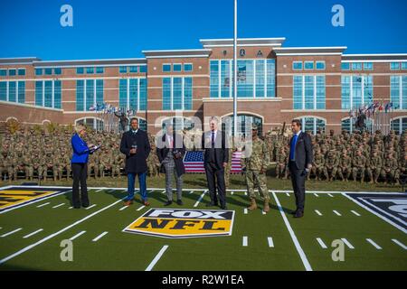 FORT Benning, Ga (Nov. 11, 2018) - Rundfunk live aus Fort Benning, Georgia, die Manöver Center of Excellence, Fox NFL Sonntag gefeiert Veterans Day und das hundertjährige Der Armistice Day mit Soldaten und ihrer Familien in York Feld vor der Konzernzentrale Nov. 11. Stockfoto