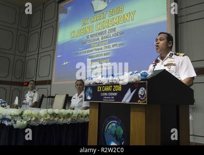 Chittagong, Bangladesch (10. November 2018) - Commodore A S M Afzalul Haque, Bangladesch Marine, bietet Abschließende Bemerkungen bei der Abschlussfeier für die Zusammenarbeit flott Bereitschaft und Weiterbildung (Karat), 2018. CARAT Bangladesch 2018 markiert den 24. Iteration der maritime Übung Serie und reflektiert den starken und reifen Partnerschaft zwischen den USA und Bangladesh Navy. Stockfoto