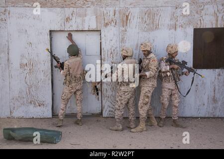 Die 155 gepanzerte Brigade Combat Team setzt regionale Stabilität durch Partnerschaften zu verbessern. Die 2Nd Battalion, 198Th Armored Regiment teamed oben mit den Kuwait Landstreitkräfte Institut eine grundlegende Officer Führer Kurs für fast 70 Kuwaitische Leutnants auf Lager Buehring, Kuwait zu führen. Stockfoto