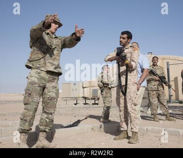 Die 155 gepanzerte Brigade Combat Team setzt regionale Stabilität durch Partnerschaften zu verbessern. Die 2Nd Battalion, 198Th Armored Regiment teamed oben mit den Kuwait Landstreitkräfte Institut eine grundlegende Officer Führer Kurs für fast 70 Kuwaitische Leutnants auf Lager Buehring, Kuwait zu führen. Stockfoto