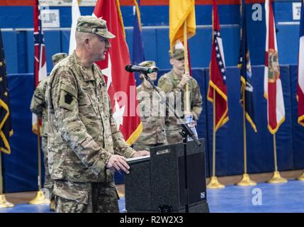 Maj Gen Andrew Schafer, 28 Infanterie Division kommandierenden General und Command Sgt. Maj. John Jones bei der Abteilung Farben bei einer Übertragung der Autorität Zeremonie Nov. 12, 2018. Dann Pennsylvania Army National Guard unit Hauptsitz und Sitz Bataillon übergeben die Verantwortung für die Task Force Spartan mission in der 34th Infantry Division, die sich aus Soldaten aus Iowa und Minnesota National Guard ist. Der 28.Division HHBN diente als Hauptquartier für rund 10.000 Soldaten Durchführung theater Security Operations im Nahen Osten. Stockfoto