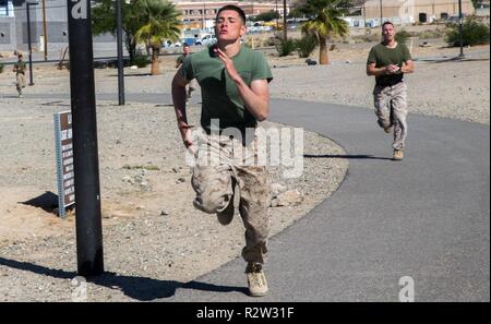 Us Marine Cpl. Samuel Pardi führt eine 880 Meter bei der Bekämpfung der Fitness Test Run auf Marine Corps Air Ground Combat Center Twentynine Palms, Kalifornien, November 10, 2018. Die Marines nehmen derzeit an integrierte Ausbildung Übung), einer groß angelegten, kombinierte Waffen training Übung zur Bekämpfung bereit Kräfte in der Lage, die als integrierte Marine Air-Task Force zu produzieren. Pardi ist ein Motor Transport Operator mit Marine Wing Support Squadron 274, Marine Flugzeuge Gruppe 29, 2. Marine Flugzeugflügel. Stockfoto