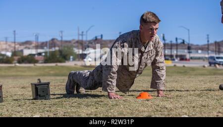 Us Marine Lance Cpl. Tyler Fedorowski führt Push-ups während der Bekämpfung der Fitness Test auf Marine Corps Air Ground Combat Center Twentynine Palms, Kalifornien, November 10, 2018. Die Marines sind derzeit in integrierte Ausbildung Übung (ITX), einer groß angelegten teilnehmen, kombiniert - arme Training Übung zur Bekämpfung bereit Kräfte in der Lage, die als integrierte Marine Air-Task Force zu produzieren. Fedorowski ist ein Motor Transport Operator mit Marine Wing Support Squadron 274, Marine Flugzeuge Gruppe 29, 2. Marine Flugzeugflügel. Stockfoto