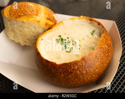 Cremige Clam Chowder Sauerteigbrot Schüssel in San Francisco, Kalifornien Stockfoto