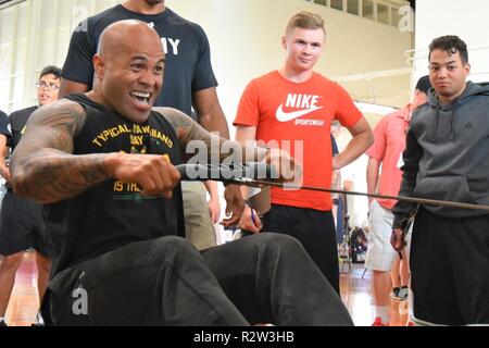 SCHOFIELD Kasernen, Hawaii - U.S. Army Veteran Laumatalelei Pelesasa konkurriert im 2018 Pacific Regional Studien rudern Endrunden, Nov. 9, im Fitnessraum. Indoor Rudern ist eine neue, adaptive Überholung Aktivität auf der diesjährigen Versuche, bietet sowohl Krafttraining und Herz-kreislauf-Vorteile für alle Arten und die Fitness. Über 100 Verletzte, Kranke oder Verletzte aktiven Soldaten und Veteranen nehmen an einer Reihe von Adaptive Sportveranstaltungen in den Schofield Kasernen, Hawaii, Nov. 6-16, bewirtet durch Krieger Übergang Bataillon der Tripler Army Medical Center und regionalen Gesundheit Befehl Stockfoto