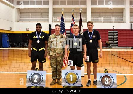 SCHOFIELD Kasernen, Hawaii - (von links nach rechts) SPC. Clifton Washington, Oberstleutnant Eric Kjonnerod, Krieger Übergang Battalion-Hawaii, Commander, SPC. Brandon Nielsen, und Staff Sgt. Max Stein während der Pacific Regional Studien Indoor-rowing Siegerehrung 2018, Nov. 10, bei Martinez Fitnessraum, Schofield Kasernen, Hawaii. Während die 2018 Pacific Regional Studien über 100 Verletzte, Kranke oder Verletzte aktiven Soldaten und Veteranen nehmen an einer Reihe von Adaptive Sportveranstaltungen in den Schofield Kasernen, Hawaii, Nov. 6-16, von Krieger Übergang Bataillon und R die Tripler Army Medical Center Hosted Stockfoto