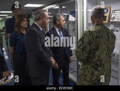 PANAMA CITY, Panama (Nov. 10, 2018) der US-Marine Kapitän Kevin Buckley (rechts), kommandierender Offizier, medizinische Behandlung, an Bord des Schiffes, das Krankenhaus USNS Comfort (T-AH 20), Leitfäden Botschafter Alejandro Daneri (links), Präsident, weiße Helme von Argentinien, Botschafter Marcelo Lucco (Mitte), argentinischer Botschafter in Panama, und andere Mitglieder der Weißen Helme von Argentinien, auf einem Rundgang durch das Schiff. Komfort ist auf einem 11-Woche medizinische Unterstützung Mission in Zentral- und Südamerika als Teil des US Southern Command's Enduring Promise Initiative. Arbeiten mit Gesundheit und Regierung Partner in Ecuador, Pe Stockfoto