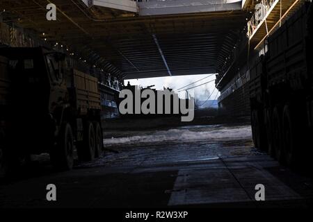 Gewässern vor der Küste von SAIPAN (Nov. 12, 2018) Die Landing Craft, Utility (LCU) 1633 fährt das Deck des Amphibischen dock Landung Schiff USS Ashland (LSD 48) mit Soldaten und schweres Gerät aus dem 9. Mission unterstützt den Befehl, 411 Engineer Brigade, Guam Army National Guard für Verteidigung Unterstützung der zivilen Behörden (DSCA) Bemühungen. Matrosen und Marines von Ashland, Commander, Amphibischen Squadron 11 vergeben werden, sind die Verteidigungsministerium Unterstützung des Commonwealth von zivilen und lokalen Beamten der Nördlichen Marianen" als Teil der FEMA-unterstützte Typhoon Yutu recovery ef Stockfoto