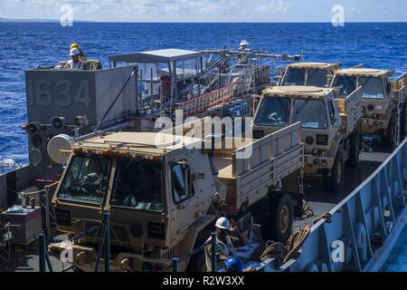 Gewässern vor der Küste von SAIPAN (Nov. 12, 2018) Die Landing Craft, Utility (LCU) 1634 fährt das Deck des Amphibischen dock Landung Schiff USS Ashland (LSD 48) mit Soldaten und schweres Gerät aus dem 9. Mission unterstützt den Befehl, 411 Engineer Brigade, Guam Army National Guard für Verteidigung Unterstützung der zivilen Behörden (DSCA) Bemühungen. Matrosen und Marines von Ashland, Commander, Amphibischen Squadron 11 vergeben werden, sind die Verteidigungsministerium Unterstützung des Commonwealth von zivilen und lokalen Beamten der Nördlichen Marianen" als Teil der FEMA-unterstützte Typhoon Yutu recovery ef Stockfoto