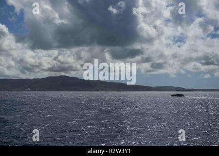 Gewässern vor der Küste von SAIPAN (Nov. 12, 2018) Die Landing Craft, Utility (LCU) 1634 Köpfe auf der Insel Saipan mit Soldaten und schweres Gerät aus dem 9. Mission unterstützt den Befehl, 411 Engineer Brigade, Guam Army National Guard für Verteidigung Unterstützung der zivilen Behörden (DSCA) Bemühungen. Matrosen und Marines von Ashland, Commander, Amphibischen Squadron 11 vergeben werden, sind die Verteidigungsministerium Unterstützung des Commonwealth von zivilen und lokalen Beamten der Nördlichen Marianen" als Teil der FEMA-unterstützte Typhoon Yutu Wiederaufnahme Bemühungen. Stockfoto