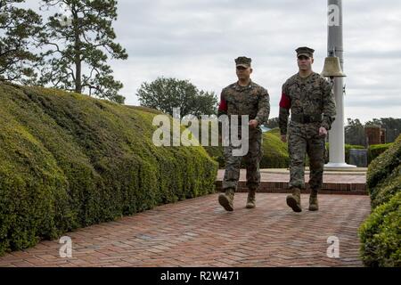 Us Marine Corps Kapitän John T. Miller, Links, Assistant Operations Officer, und Cpl. Christopher L. Canup, juristische Sekretärin, Sitz und Unterstützung Bataillon, Marine Corps Installationen Ost, Marine Corps Base Camp Lejeune, die Glocken des Friedens Festakt zum 100. Jahrestag des Endes des ersten Weltkrieges bei John A. Lejeune Halle auf MCB Camp Lejeune, N.C., Nov. 11, 2018. Die Glocken des Friedens ist eine nationale Veranstaltung für die 116,516 Amerikaner, die starben und über 200.000 waren im Großen Krieg verletzte Ehre. Stockfoto