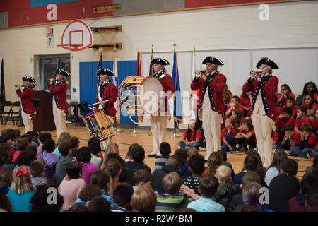 Soldaten der Fife und Drum Corps, 3d-US-Infanterie Regiment (Die Alte Garde), führen Sie während des Veterans Day Feier in Clermont Volksschule in Alexandria, Virginia, November 12, 2018. Während der Feier, der Fife und Drum Corps gespielte Musik zu den Tagen der Amerikanischen Revolution. Stockfoto