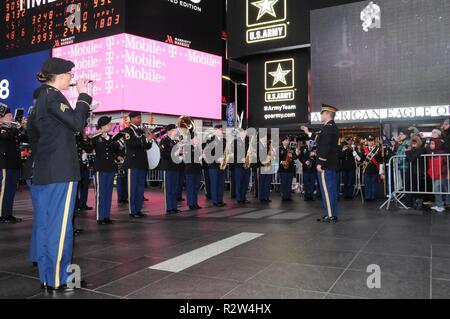Mit 78 Soldaten der US-Army Reserve Army Band führen Sie am Times Square in Manhattan Nov. 10 in der Feier des Veterans Day. Die Teilnahme an den Konzert war Generalmajor Troy D. Kok, dem kommandierenden General der US-Armee Finden 99th Bereitschaft Division. Dieses Ereignis war eines von Dutzenden von Engagements in New York City als Teil der US-Armee treffen Sie Ihre Armee Woche statt. Stockfoto