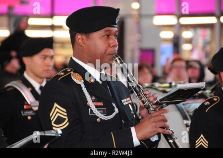 Sgt. 1. Klasse Paul Harding, ein Soldat mit 78 der US-Army Reserve Army Band, führt am Times Square in Manhattan Nov. 10 in der Feier des Veterans Day. Die Teilnahme an den Konzert war Generalmajor Troy D. Kok, dem kommandierenden General der US-Armee Finden 99th Bereitschaft Division. Dieses Ereignis war eines von Dutzenden von Engagements in New York City als Teil der US-Armee treffen Sie Ihre Armee Woche statt. Stockfoto