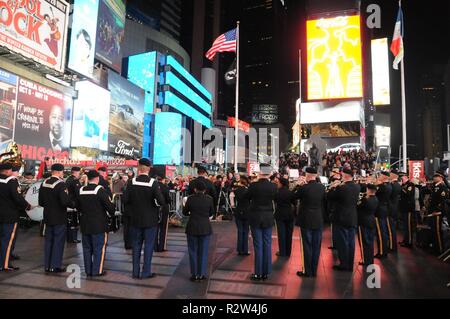 Mit 78 Soldaten der US-Army Reserve Army Band führen Sie am Times Square in Manhattan Nov. 10 in der Feier des Veterans Day. Die Teilnahme an den Konzert war Generalmajor Troy D. Kok, dem kommandierenden General der US-Armee Finden 99th Bereitschaft Division. Dieses Ereignis war eines von Dutzenden von Engagements in New York City als Teil der US-Armee treffen Sie Ihre Armee Woche statt. Stockfoto