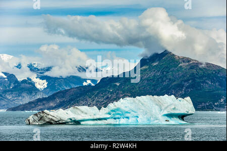 Ein Eisberg ist schwimmend im Columbia Bay auf Prince William Sound, Alaska Stockfoto