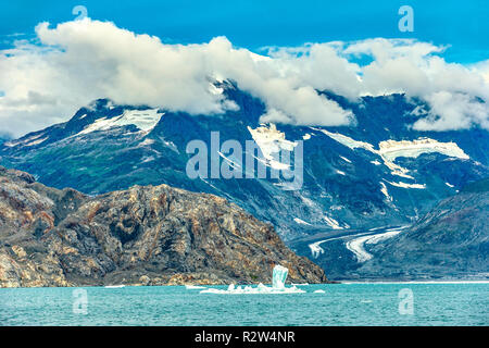 Ein Eisberg ist schwimmend im Columbia Bay auf Prince William Sound, Alaska Stockfoto