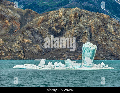 Ein Eisberg ist schwimmend im Columbia Bay auf Prince William Sound, Alaska Stockfoto