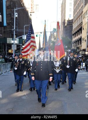 New York Army National Guard Soldaten zugewiesen an Komponenten der 369 Sustainment Brigade an den jährlichen New York City Veterans Day Parade am Nov. 11, 2018. Sieben hundert Soldaten der 369. Spezielle Truppen Bataillon, die 101 Expeditionary Signal und das Bataillon der 104 Militärpolizei Bataillon teilgenommen. (Division von Militär und Marine Angelegenheiten Stockfoto