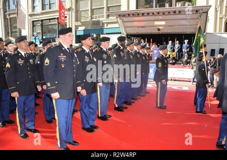 New York Army National Guard Soldaten zugewiesen an Komponenten der 369 Sustainment Brigade an den jährlichen New York City Veterans Day Parade am Nov. 11, 2018. Sieben hundert Soldaten der 369. Spezielle Truppen Bataillon, die 101 Expeditionary Signal und das Bataillon der 104 Militärpolizei Bataillon teilgenommen. (Division von Militär und Marine Angelegenheiten Stockfoto