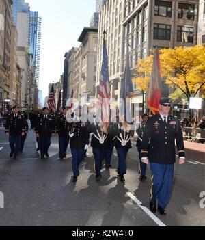 New York Army National Guard Soldaten zugewiesen an Komponenten der 369 Sustainment Brigade an den jährlichen New York City Veterans Day Parade am Nov. 11, 2018. Sieben hundert Soldaten der 369. Spezielle Truppen Bataillon, die 101 Expeditionary Signal und das Bataillon der 104 Militärpolizei Bataillon teilgenommen. (Division von Militär und Marine Angelegenheiten Stockfoto