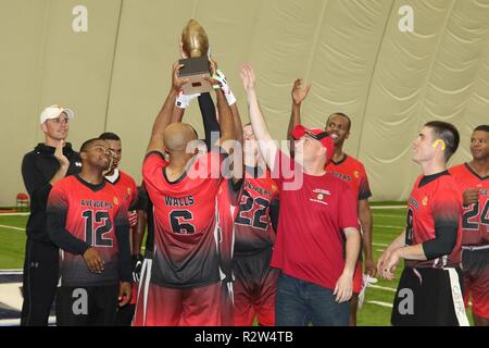 2. Brigade Combat Team, Luftlandedivision Soldaten hissen die Tennessee Titans militärischen Bowl Trophäe 2018 Nov. 5 in der Feier von ihrem Sieg über an der Tennessee Titans Praxis-service bei Saint Thomas Sports Park, Nashville, Tenn. Die Soldaten waren auch in der Lage, sich zu treffen und mit NFL Spieler Johnathan Cyprien, eine Sicherheit für die Titanen, sowie vier der Titan Cheerleadern und T - Rac das Team Maskottchen während des Turniers sprechen. - Us-Armee Stockfoto