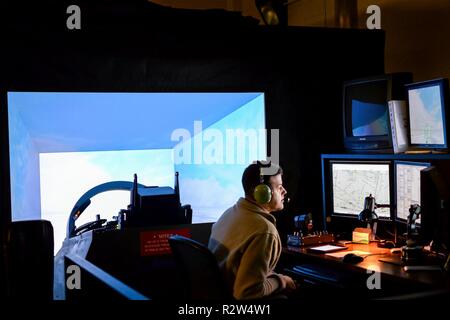 Eric Jachimowicz und Fluglehrer mit dem 12 Training Squadron, steuert die Umgebung für ein Student in einem T-38 C Talon Flight Simulator bei Joint Base San Antonio - Randolph an November 8, 2018. Diese Schulung ist ein Teil der Einführung in die Fighter Grundlagen, ein Baustein für zukünftige Piloten. Stockfoto