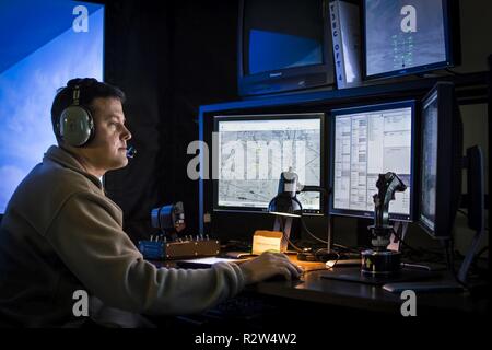 Eric Jachimowicz, ein Fluglehrer mit dem 12 Training Squadron, steuert die Umgebung für ein Student in einem T-38 C Talon Flight Simulator bei Joint Base San Antonio - Randolph an November 8, 2018. Diese Schulung ist ein Teil der Einführung in die Fighter Grundlagen, ein Baustein für zukünftige Piloten. Stockfoto
