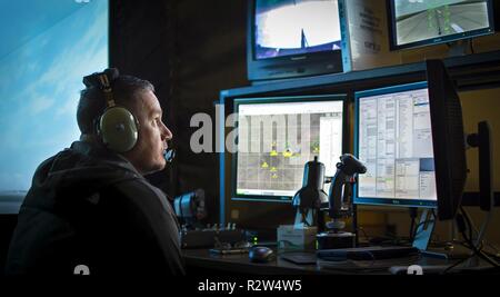Damon Themely, ein Fluglehrer mit dem 12 Training Squadron, unterrichtet ein Student Pilot in einem T-38 C Talon Flight Simulator bei Joint Base San Antonio - Randolph an November 8, 2018. Kursleiter Piloten haben die Fähigkeit, die Umwelt zu verändern und die Bedingungen für die Studenten, wodurch einzigartige Herausforderungen für Sie zu überwinden. Stockfoto