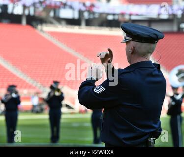 Us Air Force Tech. Sgt. Nathan Heald, USA AF Band des Goldenen Westen von Travis Air Force Base, Kalifornien, leitet die Band während der Praxis vor der Halbzeit Leistung des San Francisco Forty-Niners und New York Giants Monday Night Football Spiel bei Levi's Stadion in Santa Clara, Kalifornien, November 12, 2018. Die Band spielte zu Ehren des Veterans Day und der nationalen Fußball-Liga begrüssen zu Service Kampagne zu unterstützen. Stockfoto