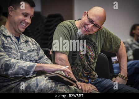 Grammy Award-winning saxophonist Jeff Coffin lacht mit älteren Flieger Bradley Greene, Rhythmus in Blau Musik Komponist, bei einem Besuch der Rhythmus in Blue Jazz Band am Joint Base Langley-Eustis, Va., Nov. 26, 2018. Der Rhythmus, in Blue Jazz Band ist eines von sieben Ensembles aus Air Combat Command's Heritage of America Band. Die Band nutzt Ihre Musik der Luftwaffe Geschichte im gesamten östlichen Vereinigten Staaten zu erklären, die für unterschiedliche Zielgruppen von Maine nach South Carolina. Stockfoto