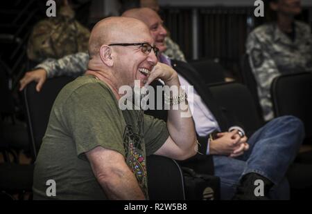 Grammy Award-winning saxophonist Jeff Coffin lacht mit Flieger bei einem Besuch der Rhythmus in Blue Jazz Band am Joint Base Langley-Eustis, Va., Nov. 26, 2018. Sarg ist international als Mitglied der Dave Matthews Band erkannt und ist auch ein fünf Grammy Award-winning Saxophonist, Komponist und Autor. Stockfoto