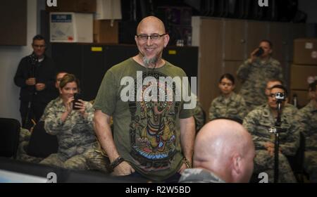 Grammy Award-winning saxophonist Jeff Sarg spricht bei einem Besuch der Rhythmus in Blue Jazz Band am Joint Base Langley-Eustis, Va., Nov. 26, 2018 Flieger. Sarg erörterte seine persönlichen Erfahrungen und betonte, die Auswirkungen von Musik auf der Welt machen können, wenn es verwendet wird, als ein Instrument der kulturellen Kluft zu überbrücken. Stockfoto