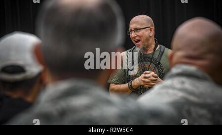 Grammy Award-winning saxophonist Jeff Sarg spricht bei einem Besuch der Rhythmus in Blue Jazz Band am Joint Base Langley-Eustis, Va., Nov. 26, 2018. Sarg erörterte seine persönlichen Erfahrungen und betonte, die Auswirkungen von Musik auf der Welt machen können, wenn es verwendet wird, als ein Instrument der kulturellen Kluft zu überbrücken. Stockfoto